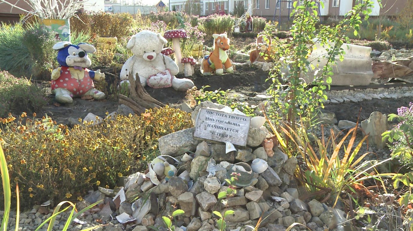 На улице Долгорукова женщина разбила на пустыре декоративный сад