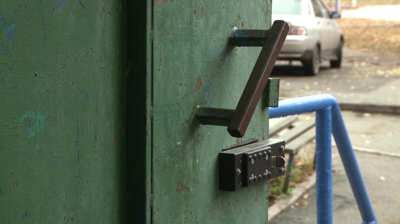 Жители проспекта Строителей, 1, не знают код от подъездной двери