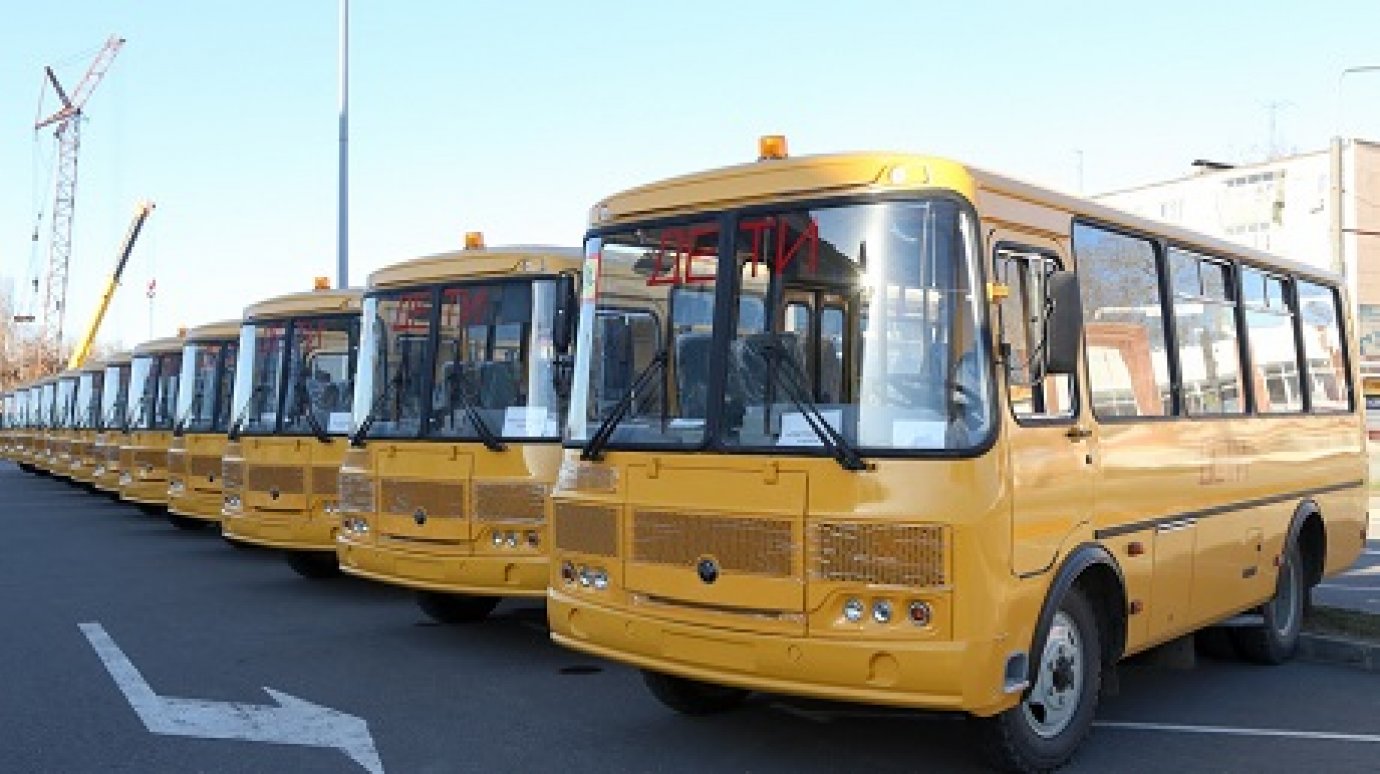 В Пензе водителям школьных автобусов вручили ключи от новых пазиков