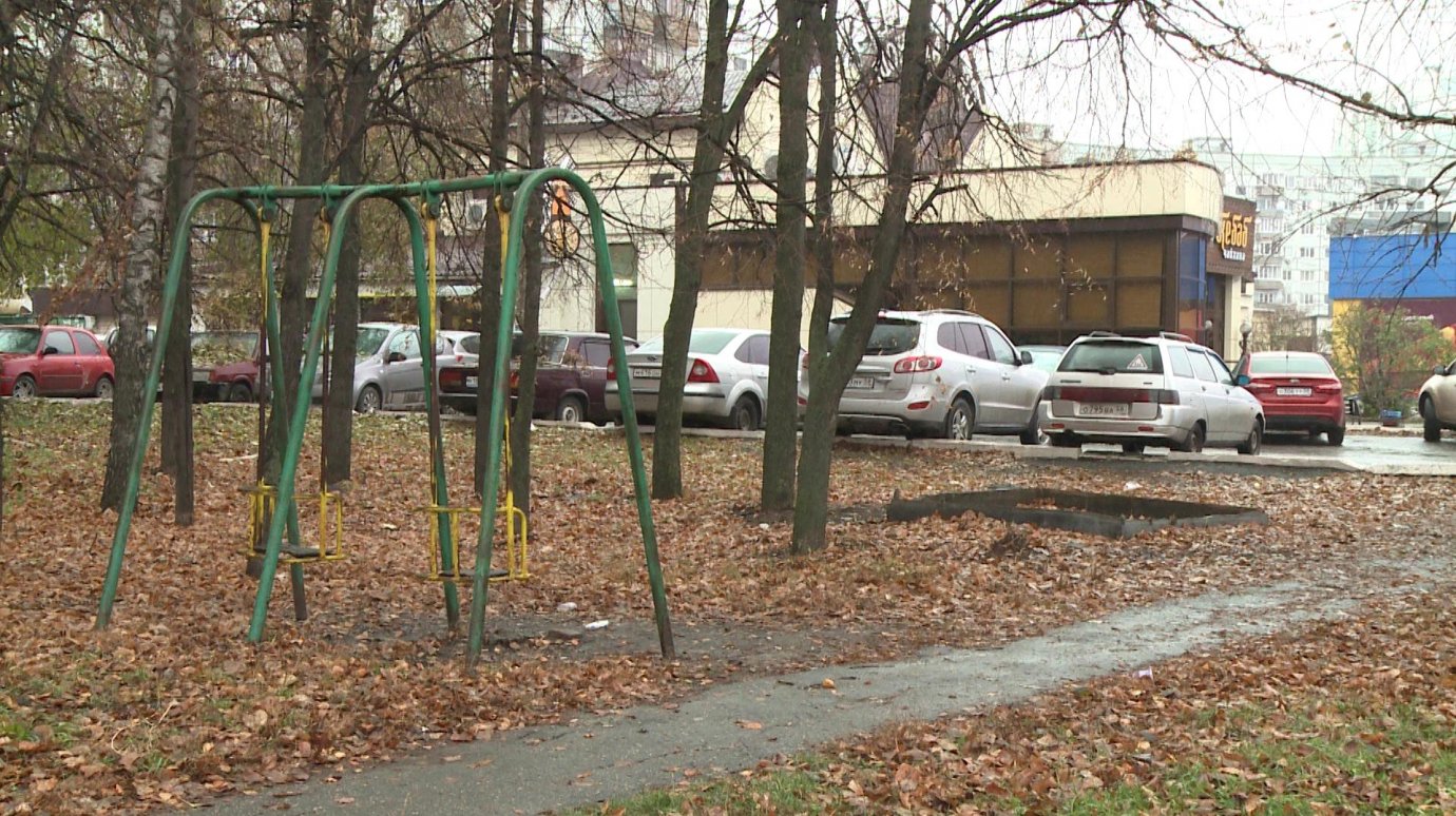 Детская площадка за домом на ул. Карпинского, 45, пришла в запустение