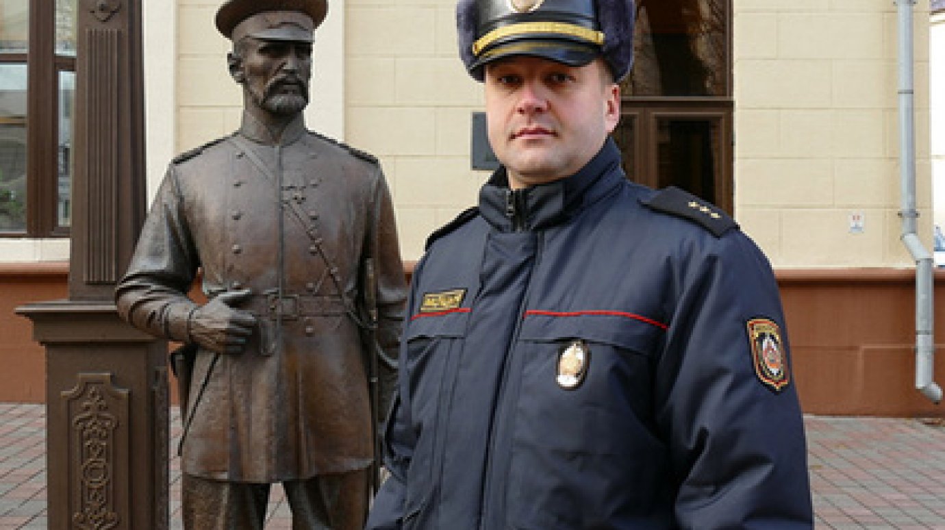 Белорусские милиционеры заставили подростка извиниться перед статуей