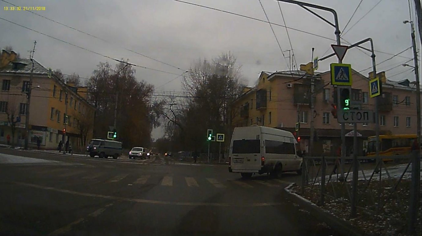 Водитель маршрутки № 31 нарушил правила движения на перекрестке