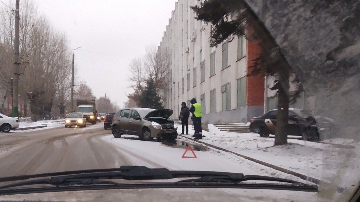 На улице Пролетарской такси оказалось на газоне после ДТП