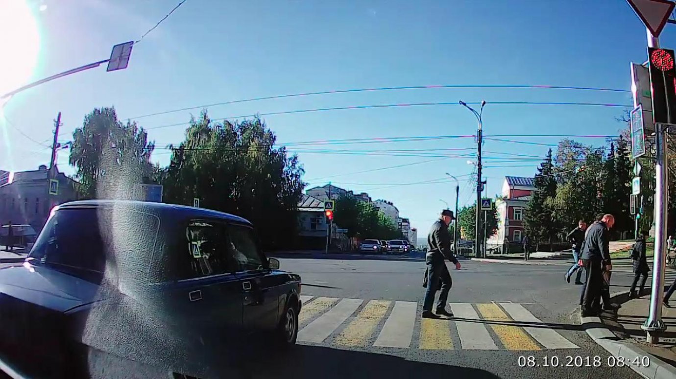 Водитель ВАЗа поехал на красный на перекрестке Советской и Володарского