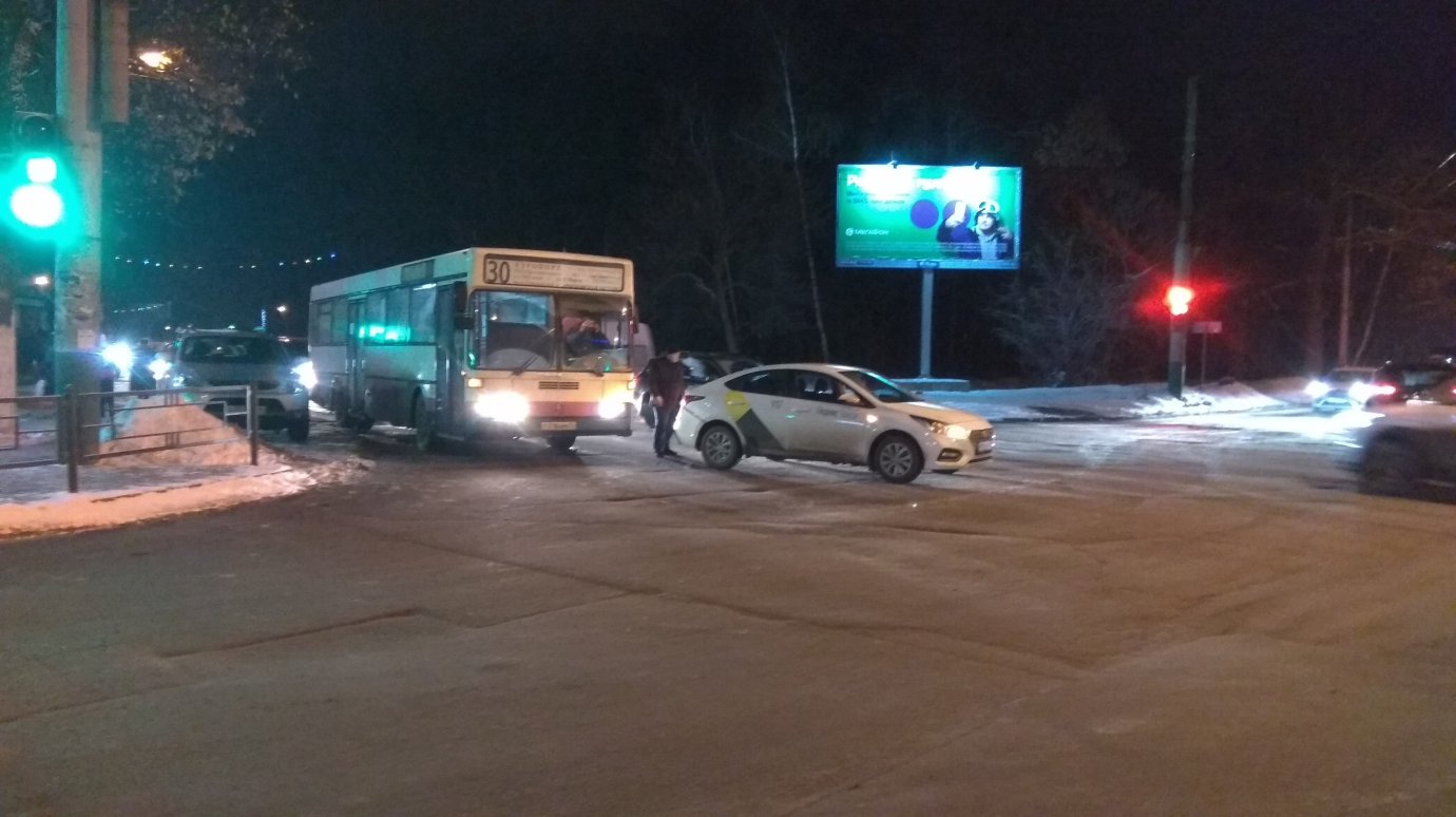 На Западной Поляне столкнулись автобус № 30 и «Яндекс.Такси»