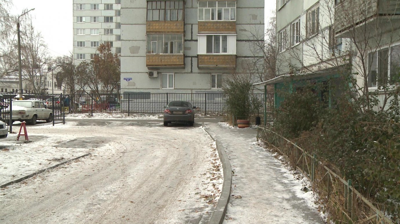 Жители Карпинского, 35, спорят о надобности шлагбаума во дворе