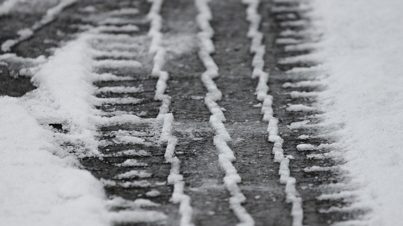 На заносимых снегом участках трасс в области создадут защитные полосы