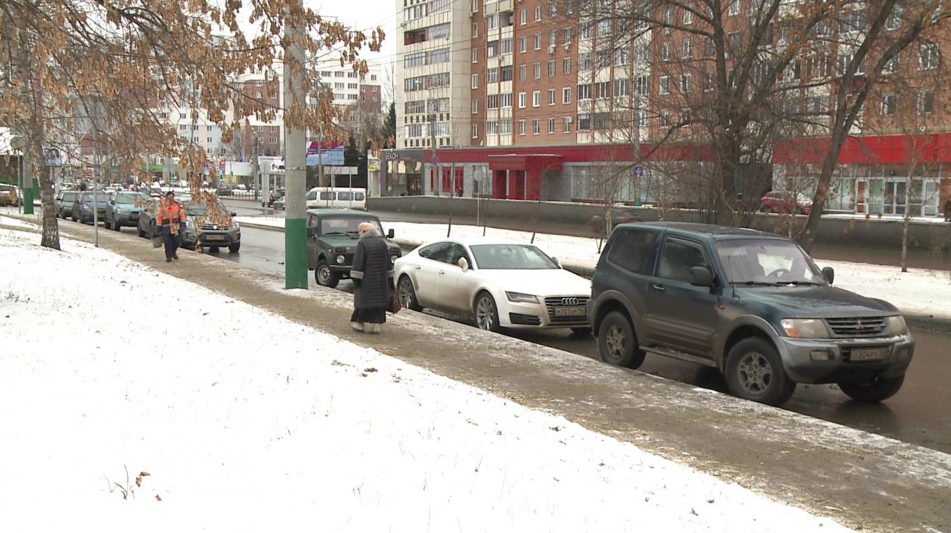 Первую полосу дороги на улице Пушкина заняли машины