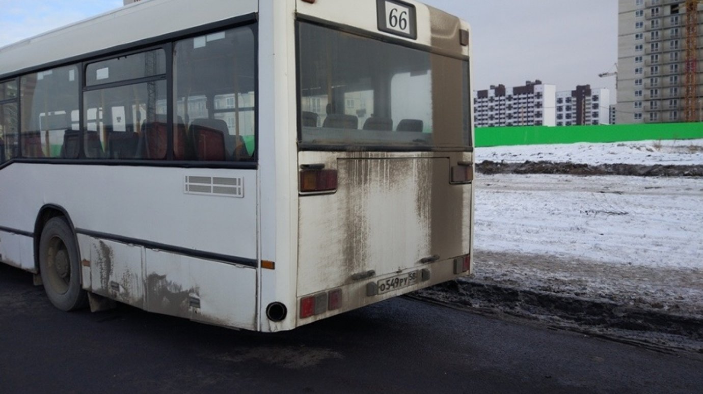 В Пензе проверяющие нашли грязь в трех автобусах