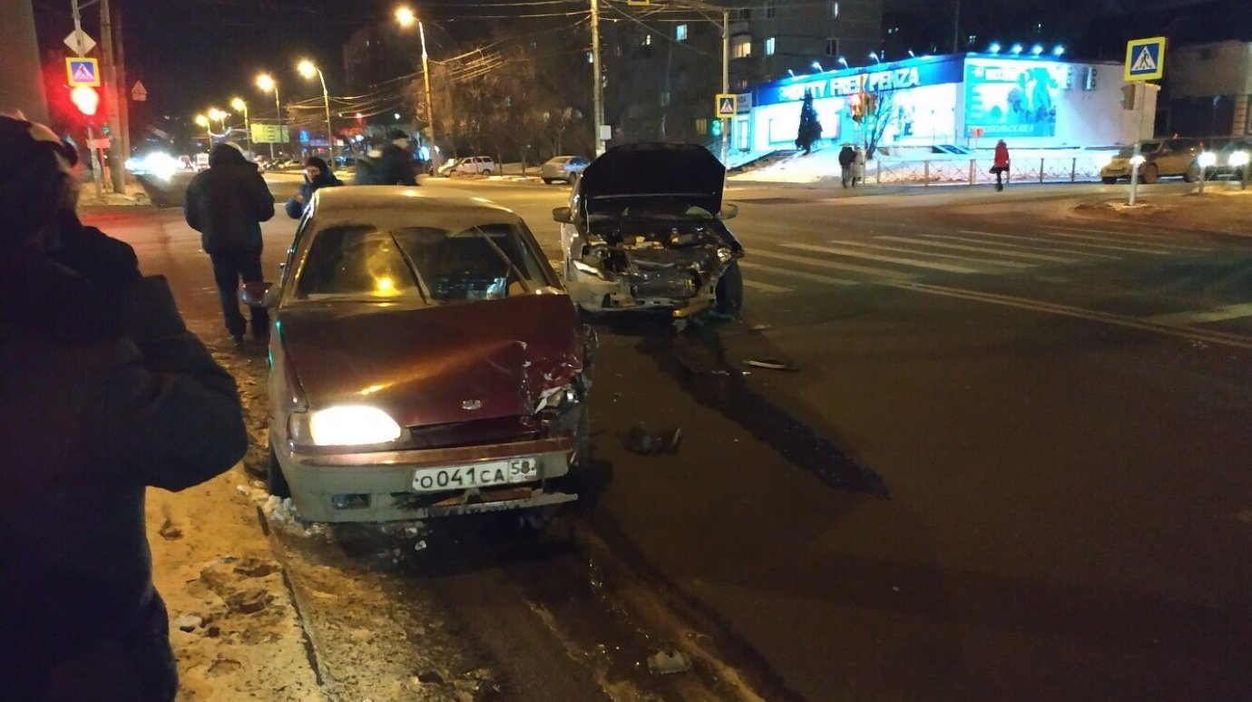 На улице Тернопольской в Пензе столкнулись ВАЗ-2115 и «Лада-Гранта»