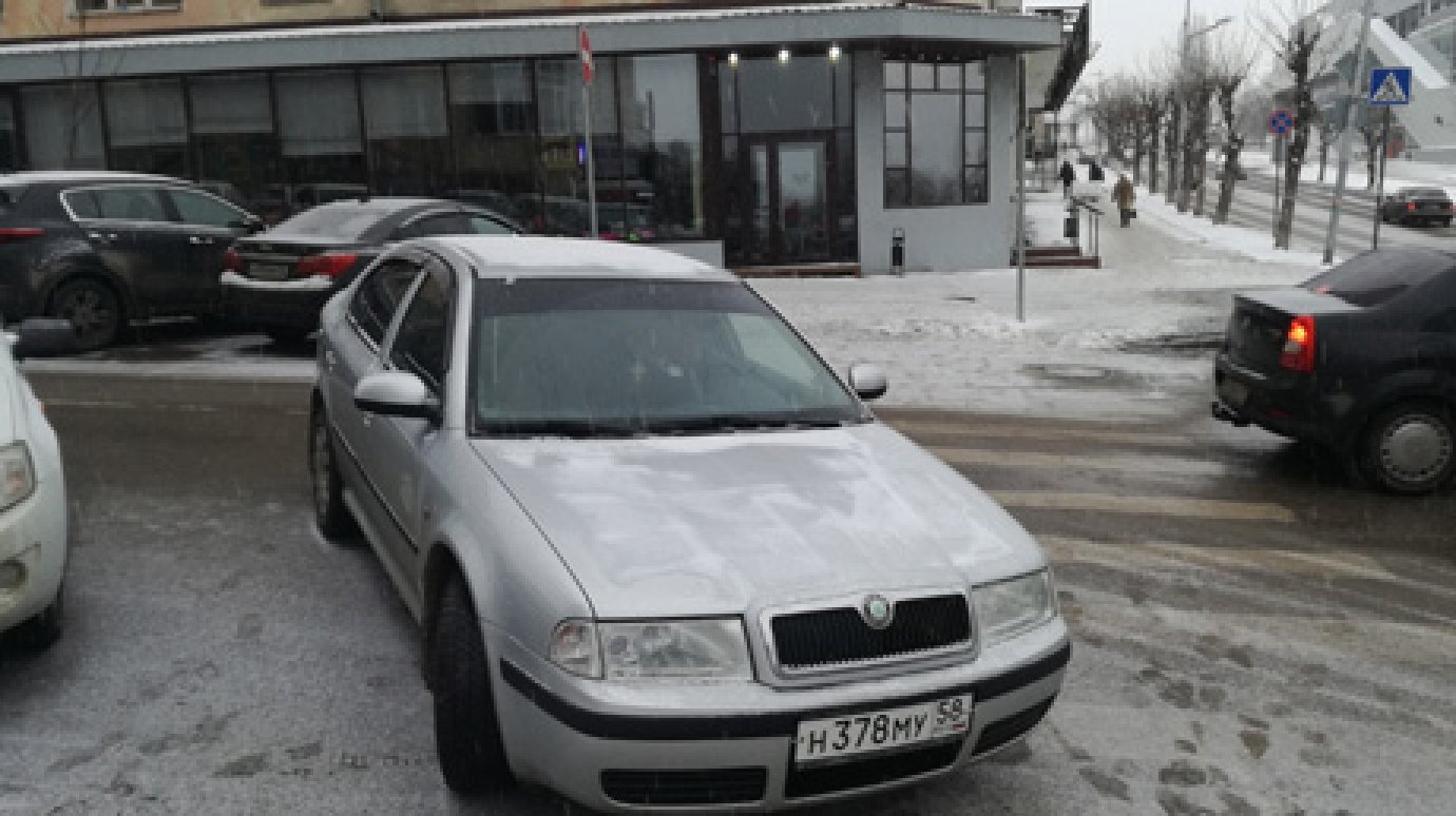 Водитель Skoda припарковался на пешеходном переходе на Московской
