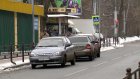 На полосе проезжей части на улице Попова паркуются посетители рынка