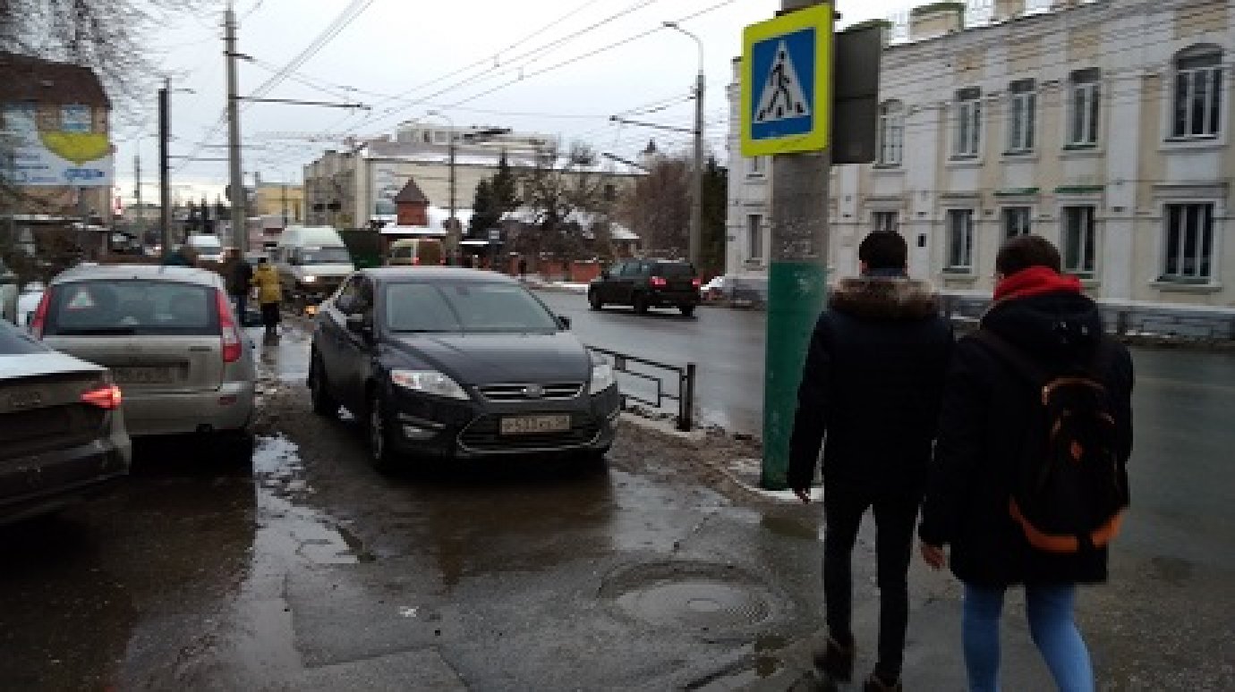В Пензе Ford на тротуаре блокирует движение пешеходов по улице Кирова