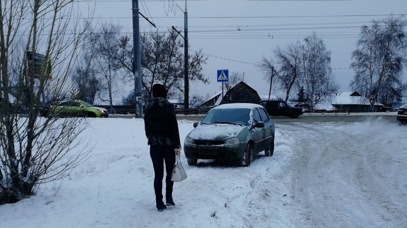 На ул. Челябинской водитель «Лады» превратил тротуар в личную парковку