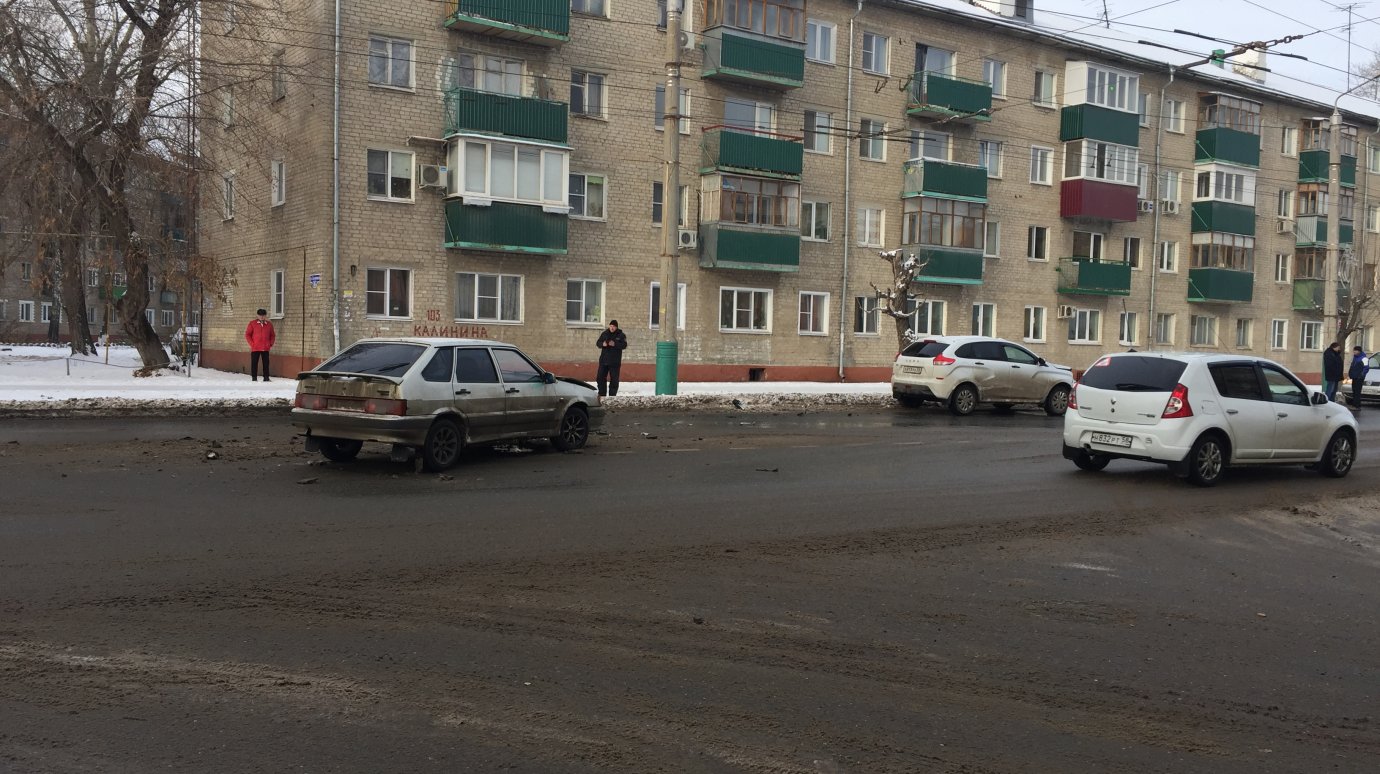 На улице Калинина в Пензе столкнулись ВАЗ-2114 и Lada X-Ray