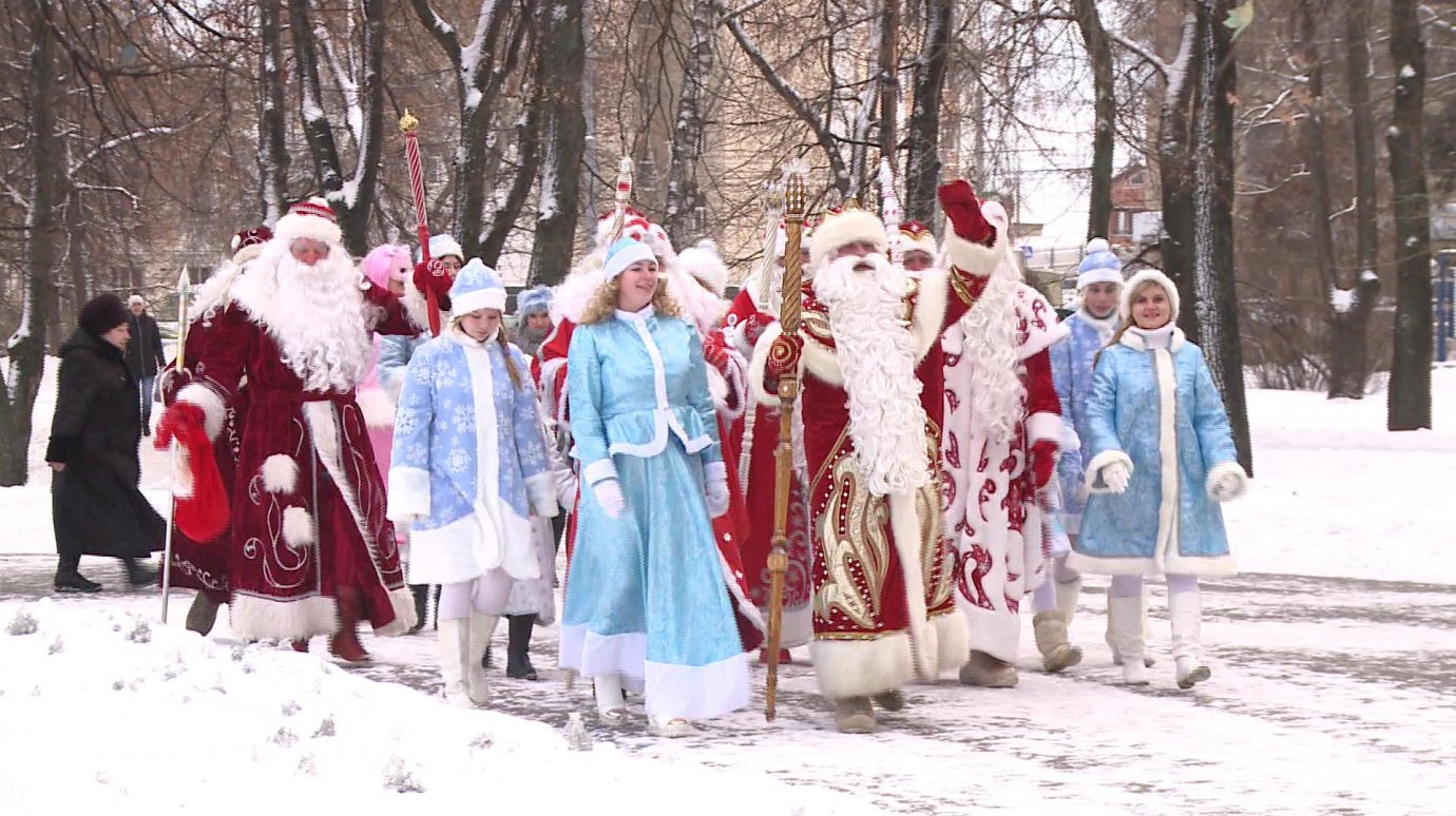 На улице Московской горожане увидели шествие Дедов Морозов