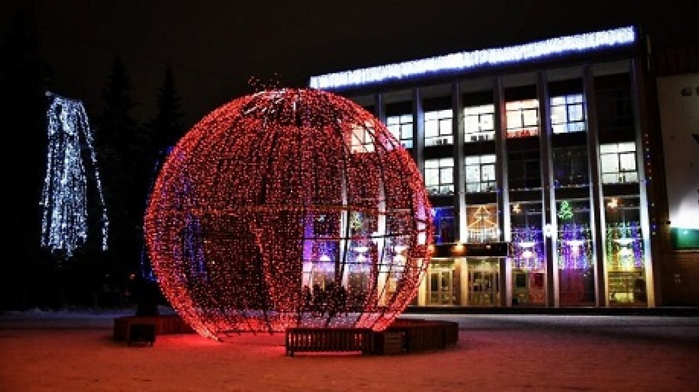 В центре Пензы подключили большой новогодний шар