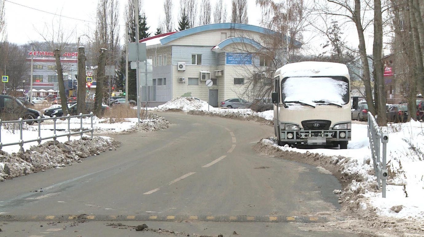 На ул. Собинова припаркованный на дороге микроавтобус мешает движению