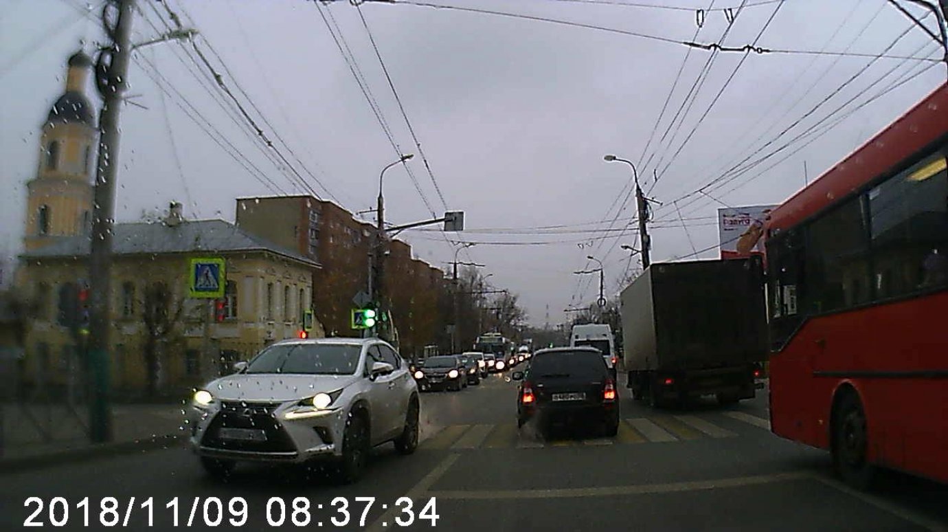 Водитель «Калины» проехал перекресток Калинина и Чкалова, нарушив ПДД