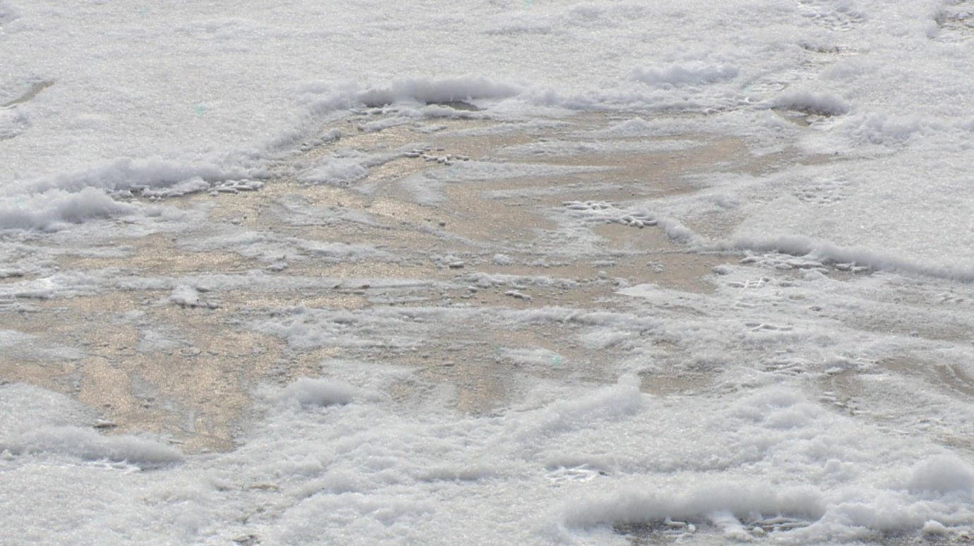 В хоккейной коробке на улице Карпинского залили первый слой льда