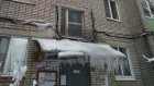 У крыльца дома № 35 на ул. Краснова лед угрожает жильцам и сверху, и снизу