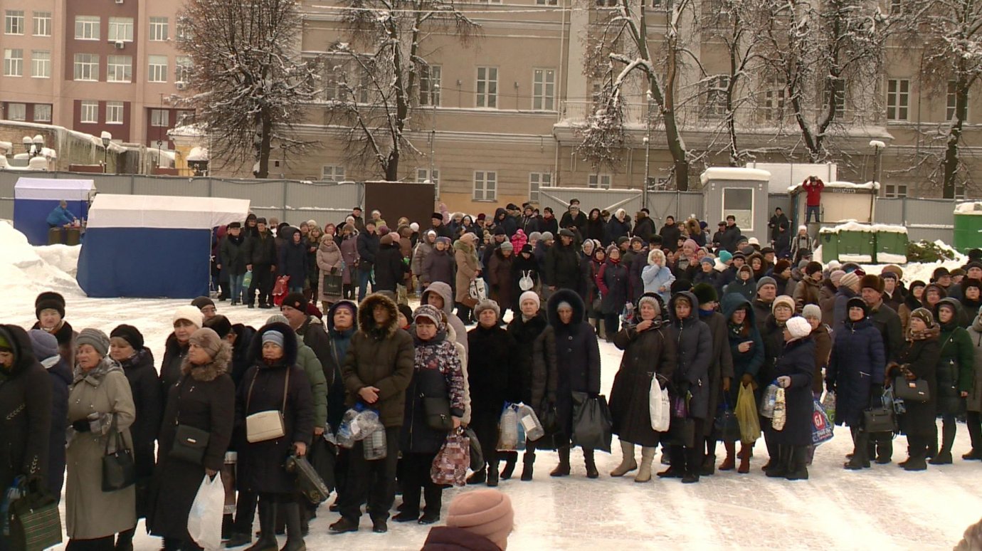 Сотни пензенцев набрали крещенской воды на Соборной площади