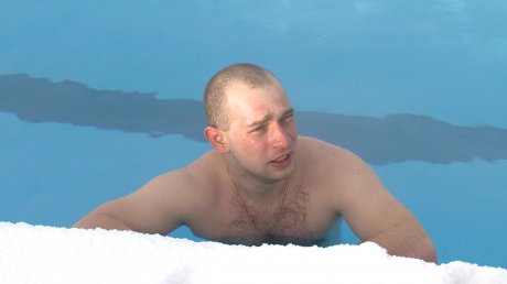 Любителей плавания в открытом бассейне не остановил зимний мороз