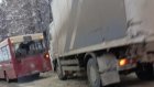 На улице Окружной столкнулись автобус № 130 и большегруз