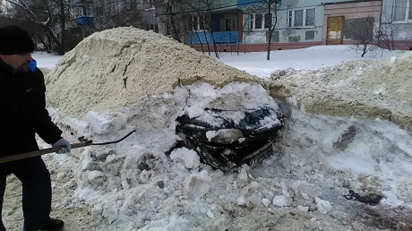 На ул. Тепличной при уборке снега трактор повредил машину-«подснежник»