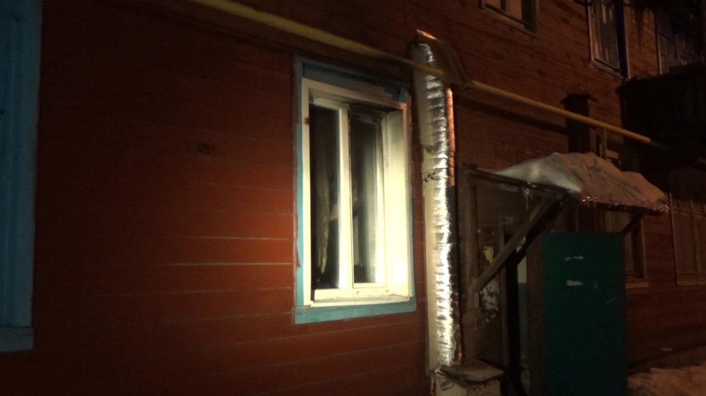 На Пограничной, 39, из горящей квартиры спасли двух детей