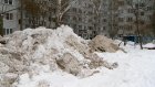 На проспекте Строителей детскую площадку завалили снегом с дороги