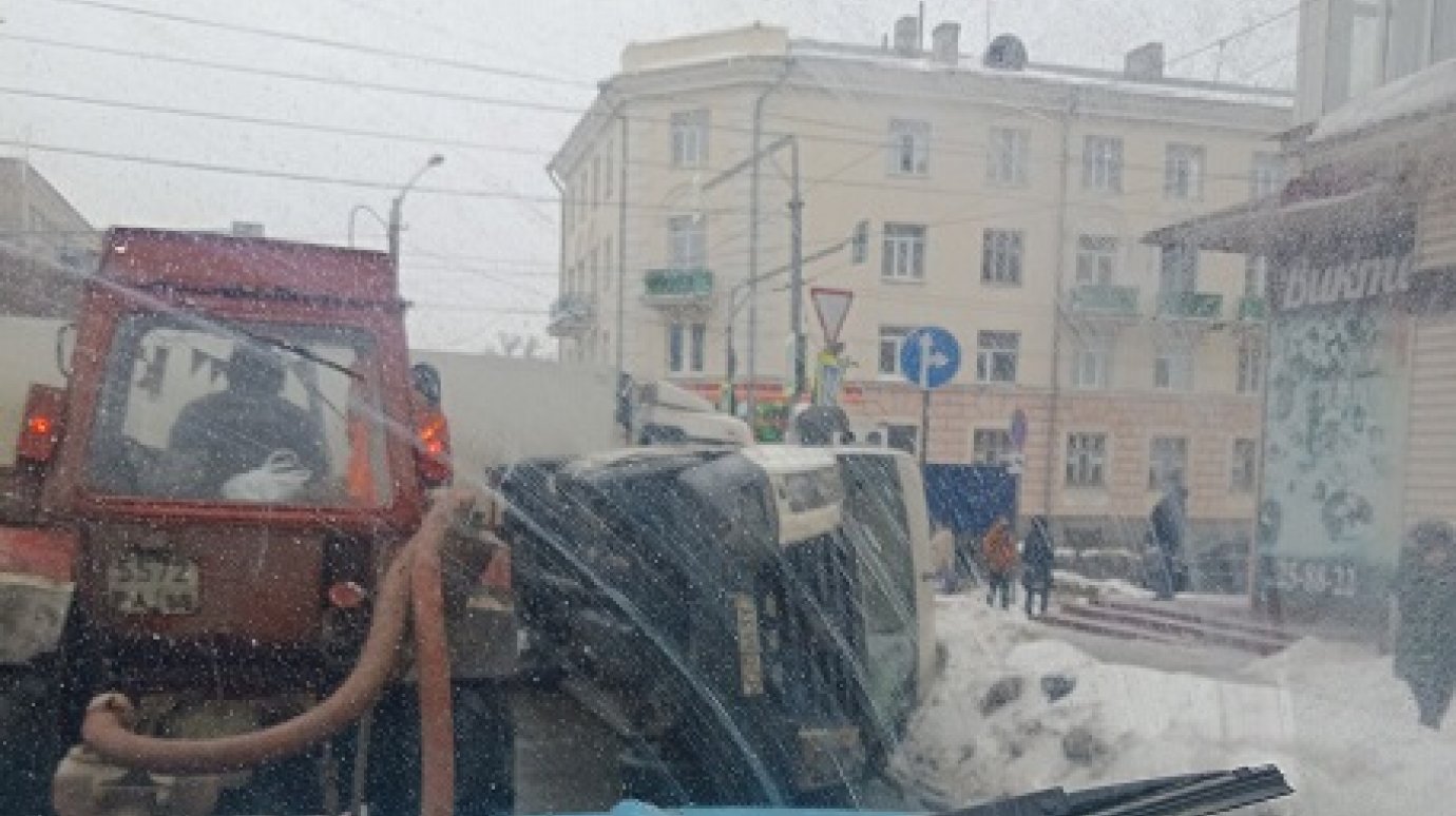 В Пензе после столкновения с «Яндекс.Такси» перевернулся минивэн
