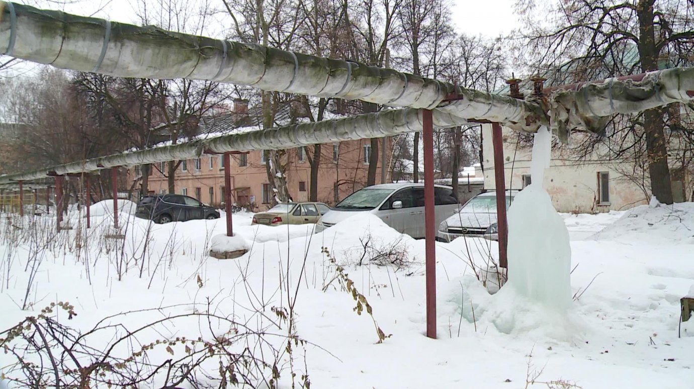 На улице Леонова коммунальщики создали «зимнюю сказку»