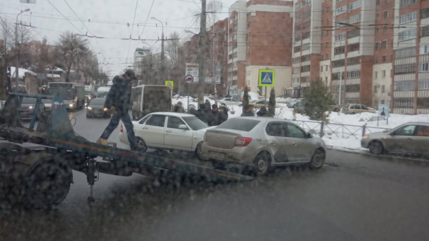 На перекрестке Калинина и Свердлова столкнулись «Лада» и «Яндекс.Такси»