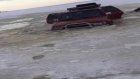 Рыбаки покатались на машине по Сурскому морю и ушли под лед