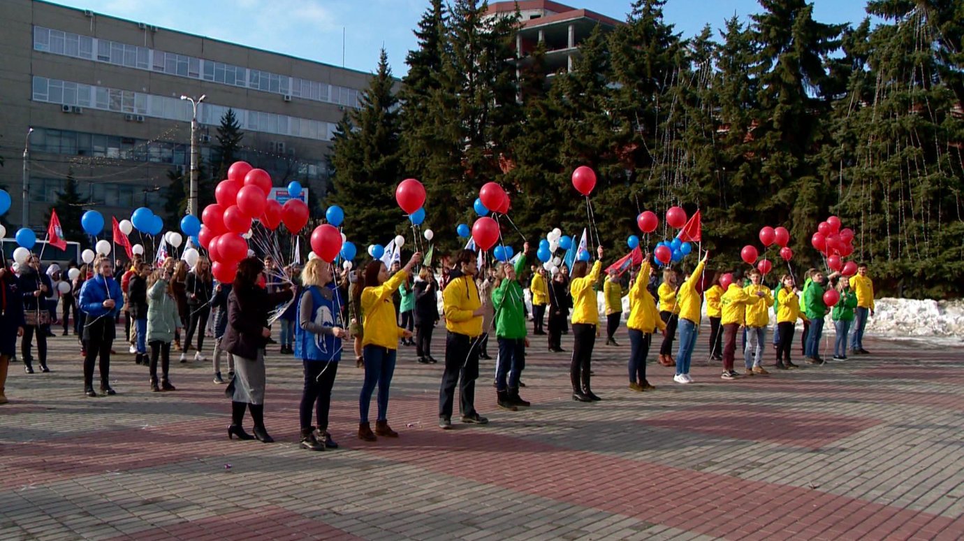 В Пензе устроили флешмоб в честь 5-летия воссоединения Крыма с Россией