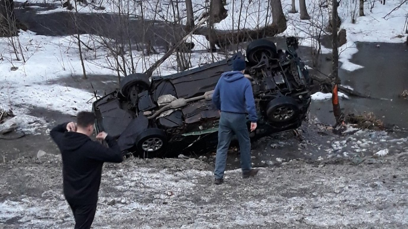 В кювете на трассе М5 в Пензе обнаружили пустую машину-перевертыш