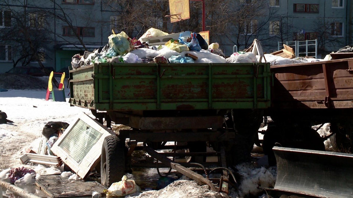 На Онежской горожане кидают мусор в телеги от трактора