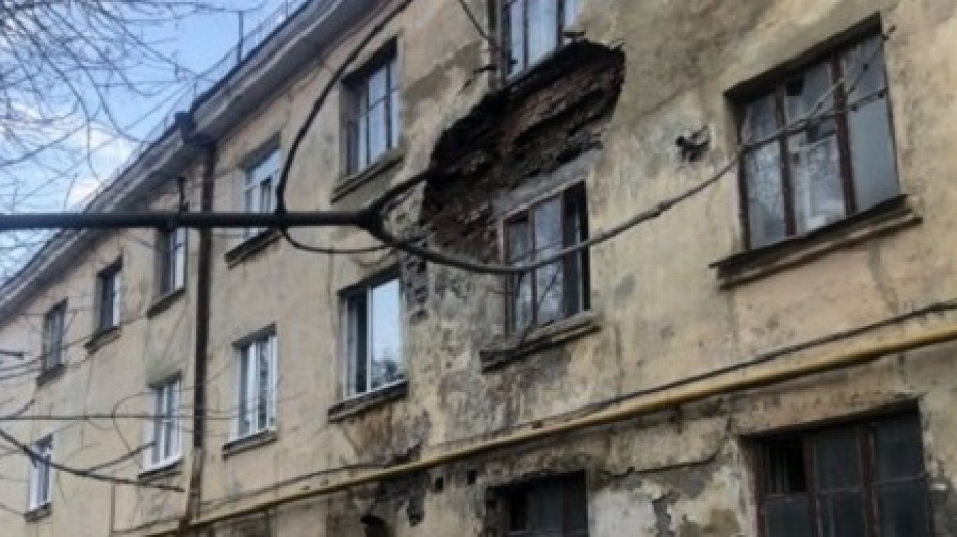 В Пензе обрушилась часть стены дома на улице Калинина