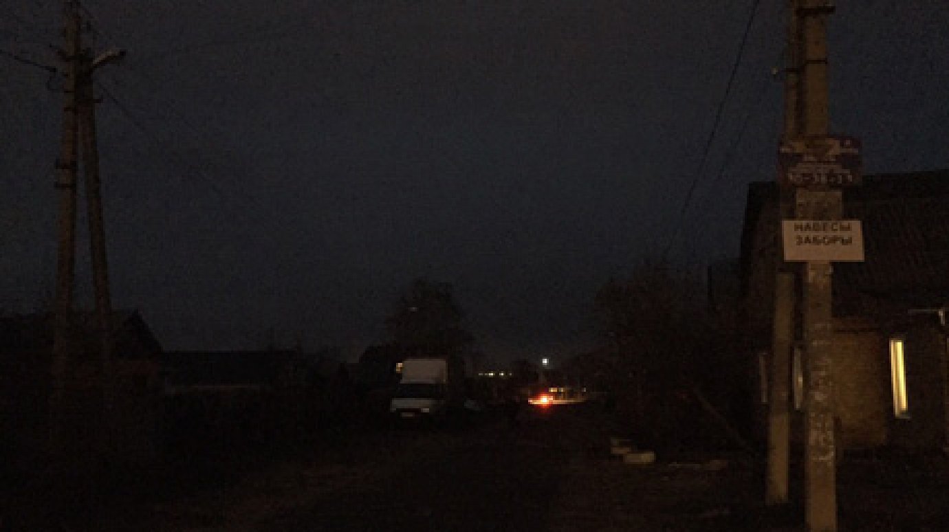 Жители Кривозерья не могут добраться до своих домов без фонарика