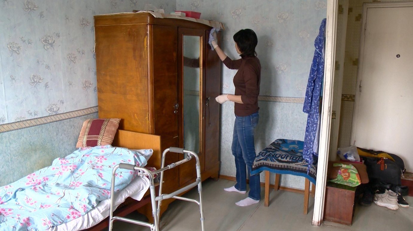 В Пензе соцработники и волонтеры навели порядок в домах пожилых людей