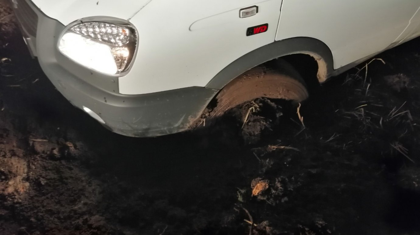 Пензенские водители вытащили увязшие в грязи машины скорой помощи