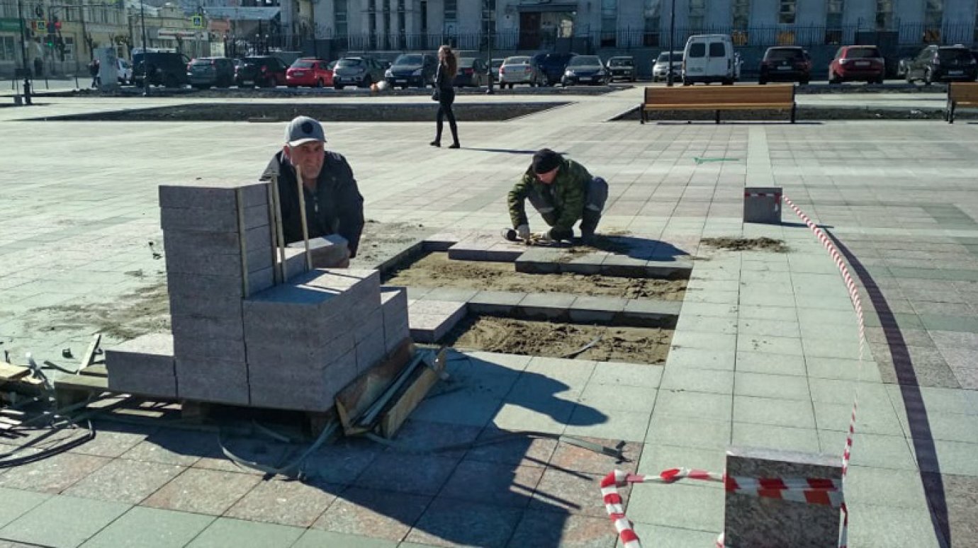 На сданной 4 месяца назад площади Ленина начали менять плиты