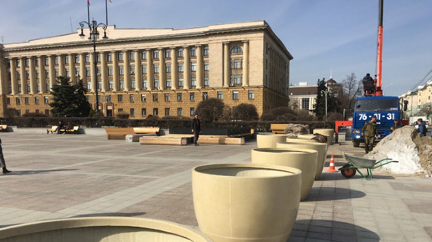 Главный архитектор области предложил переставить вазоны на площади Ленина