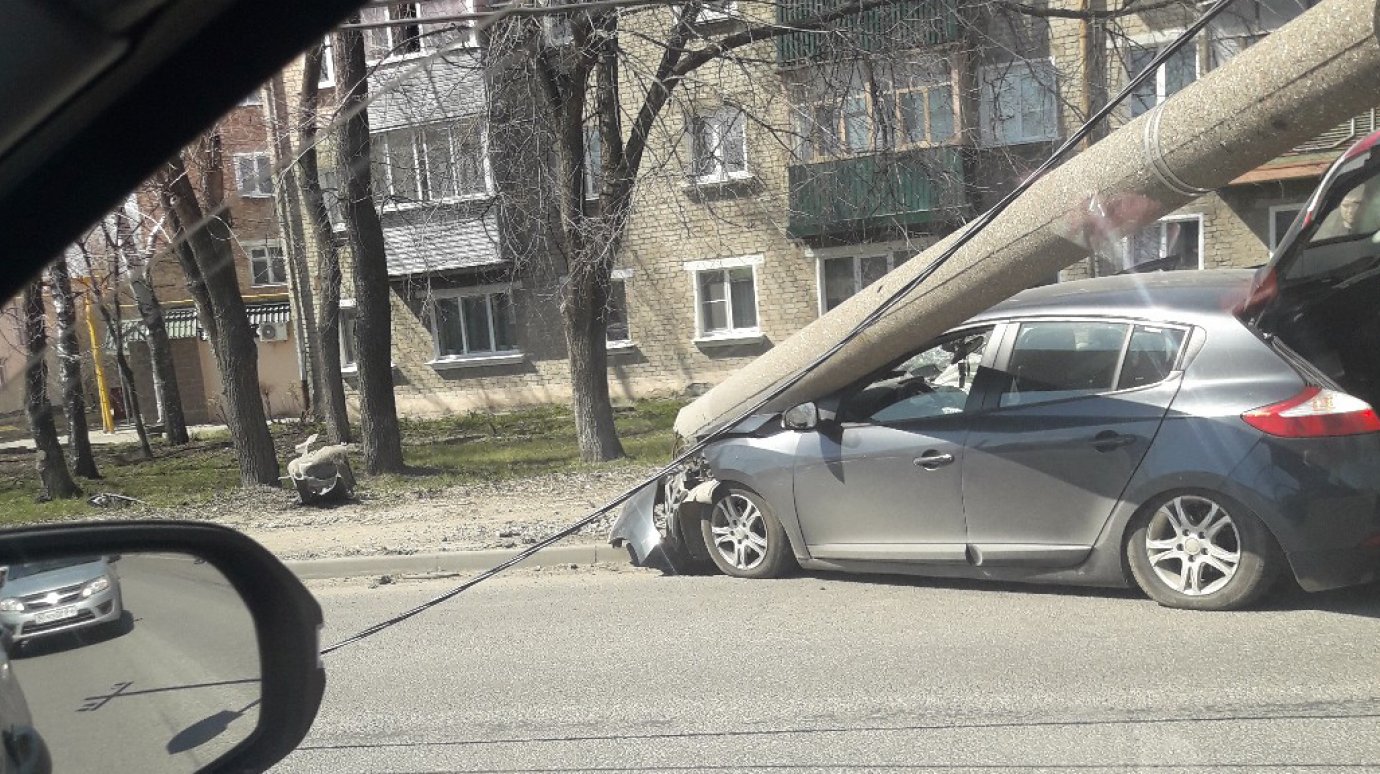 На улице Павлушкина столб упал на иномарку после ДТП