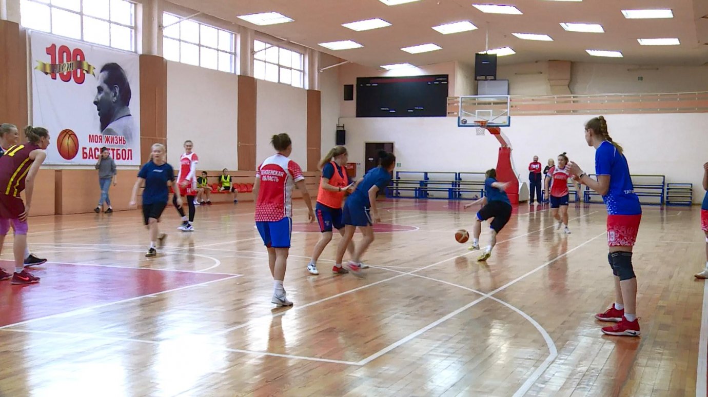«Лагуна-УОР» сыграла в товарищеском матче по баскетболу