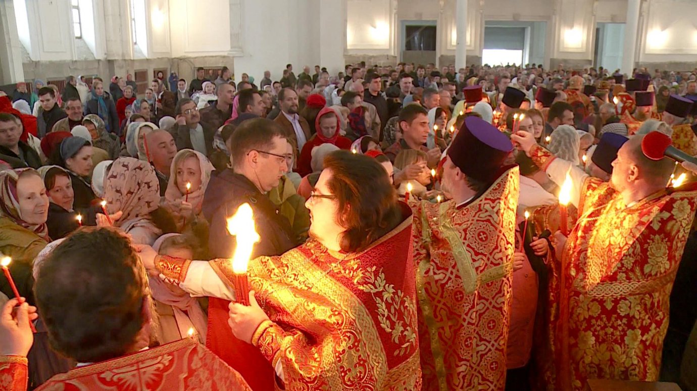 В строящемся Спасском соборе пензенцы получили благодатный огонь