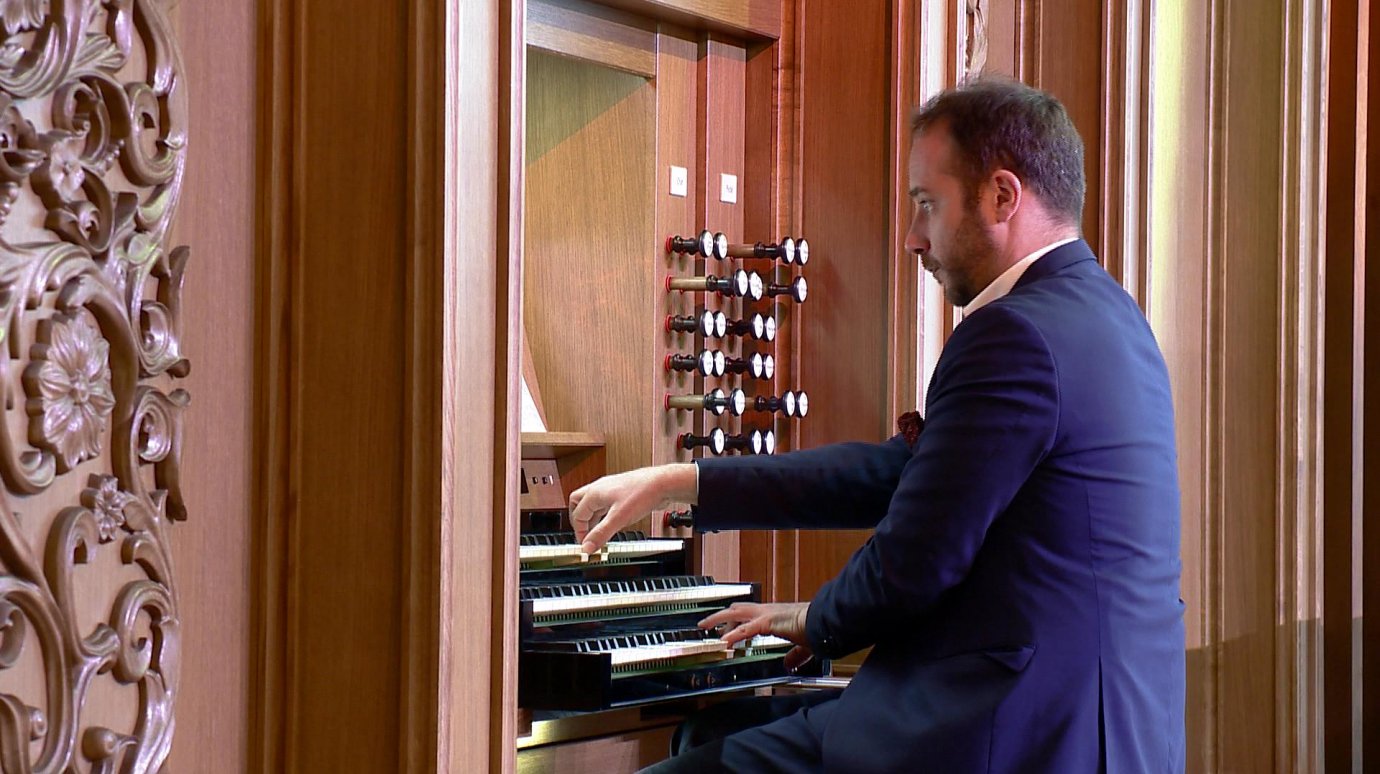 В Пензе за орган сел немецкий музыкант Герхард Леффлер