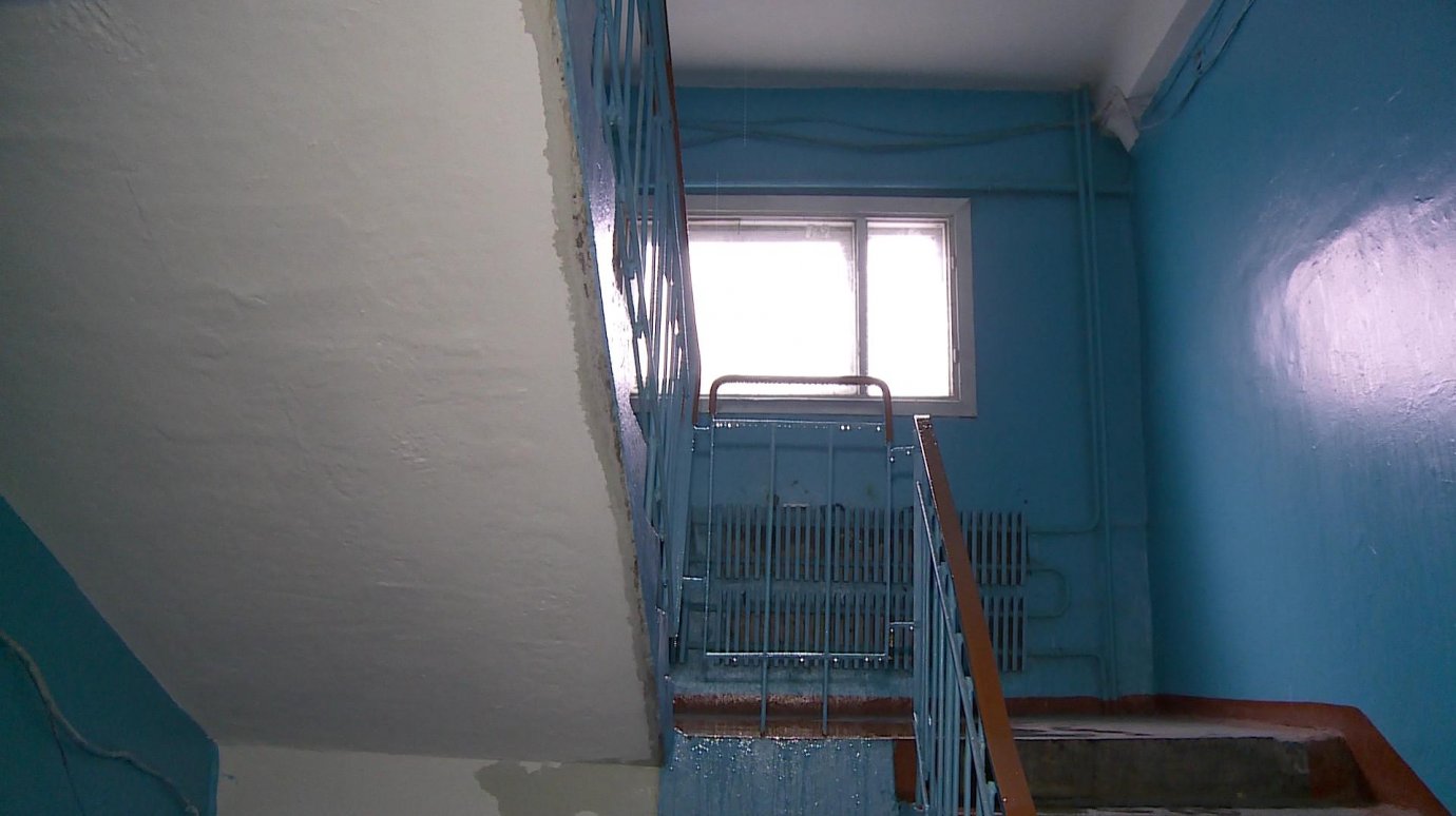 В подъезде девятиэтажки на Клары Цеткин затопило все лестничные клетки