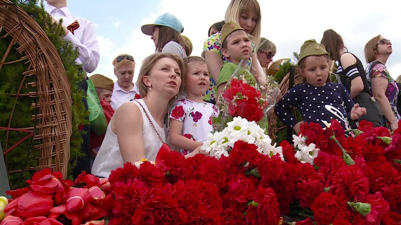 Жители Пензы возложили цветы к памятнику Победы